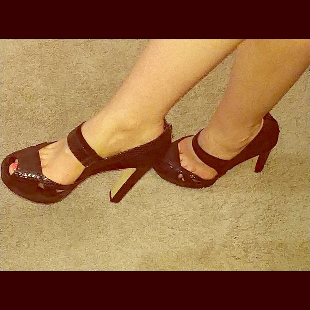 Leather and velvet peep toe pump